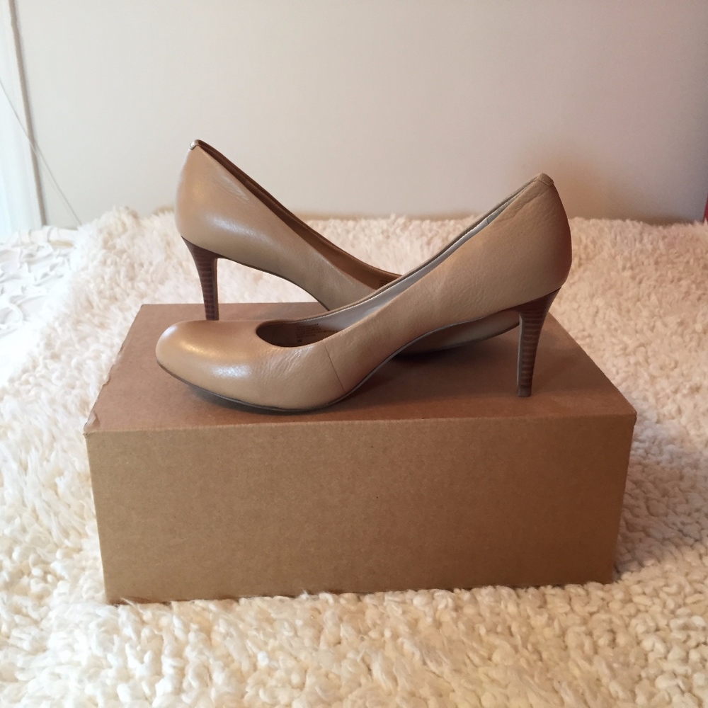 Banana Republic Nude Pumps - Size 9